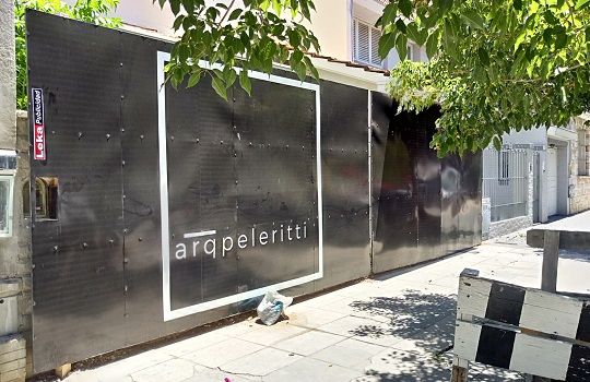 Cerco de Obra con porton doble  hoja instalado en construcción en Buenos Aires