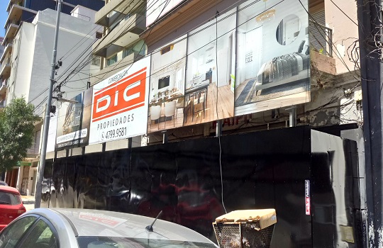 Cerco de Obra con porton doble hoja instalado en construcción en Buenos Aires