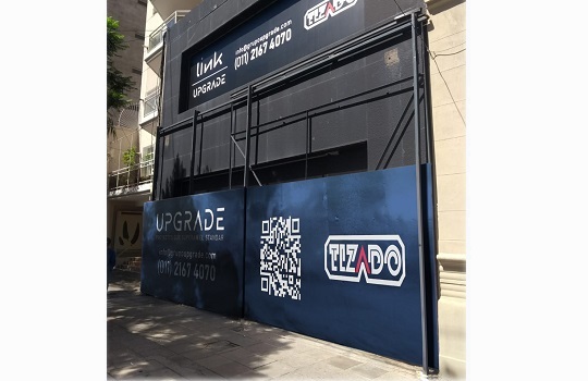 Cerco de obra con portón corredizo instalado en construcción en Buenos Aires