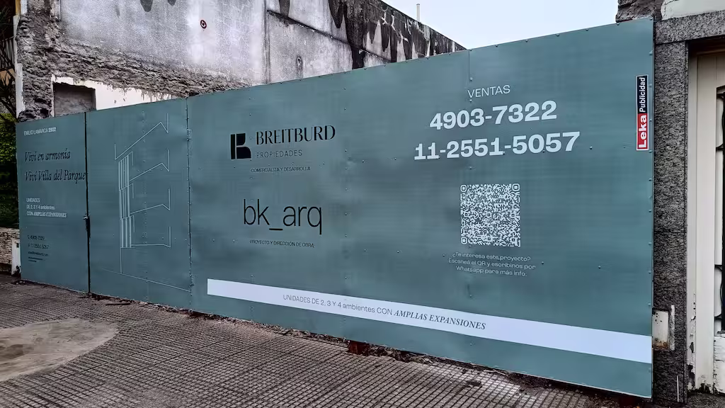 Cerco de obra con portón corredizo instalado en construcción en Buenos Aires